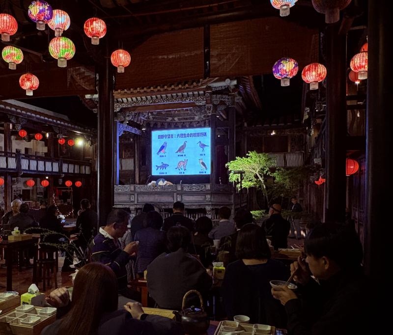 辦桌，是台灣人最溫暖的集體記憶。但這晚的菜餚，承載了「九宮創生」的深意，由小毛、靖志帶來的「說菜」，將生態飲食文化、善經濟循環的理念化為一道道佳餚。每一口味道，都連結著霧峰的六種守護動物對應的九種食材，讓賓客在品味之餘，更深刻理解：土地的六合萬物共生，守護的從來都不只是我們所品嘗到的農作物，更是人與自然需要共生守護的田園山水。